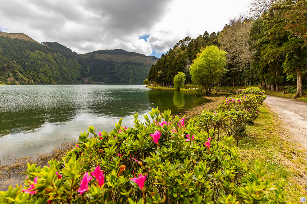 Walking around Lagoa Verde, Cete Cidades, São Miguel Island, Azores