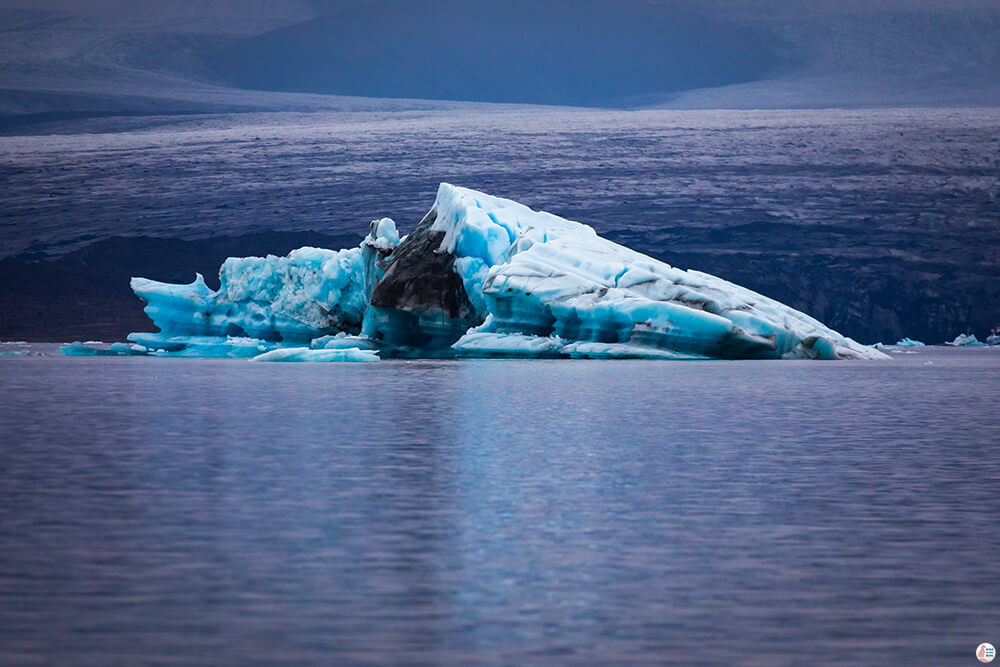 Ice caps in Jökulsárlón Glacier Lagoon, Vatnajökull National Park, South Iceland