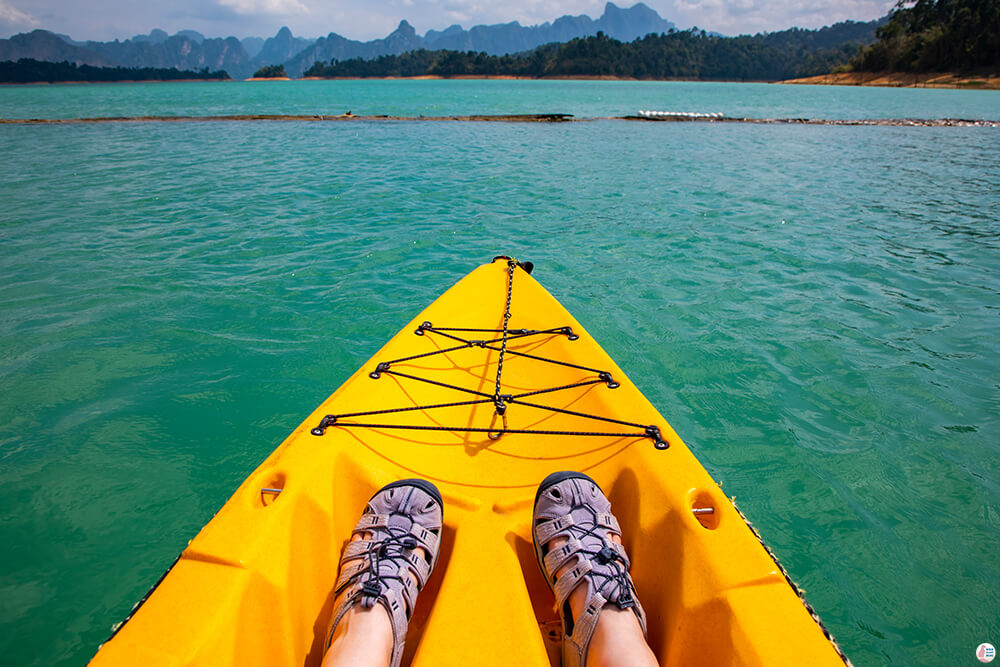 Kayaking on Cheow Larn Lake, close to 500 RAI Floating Resort, Khao Sok National Park, Surat Thani, Thailand