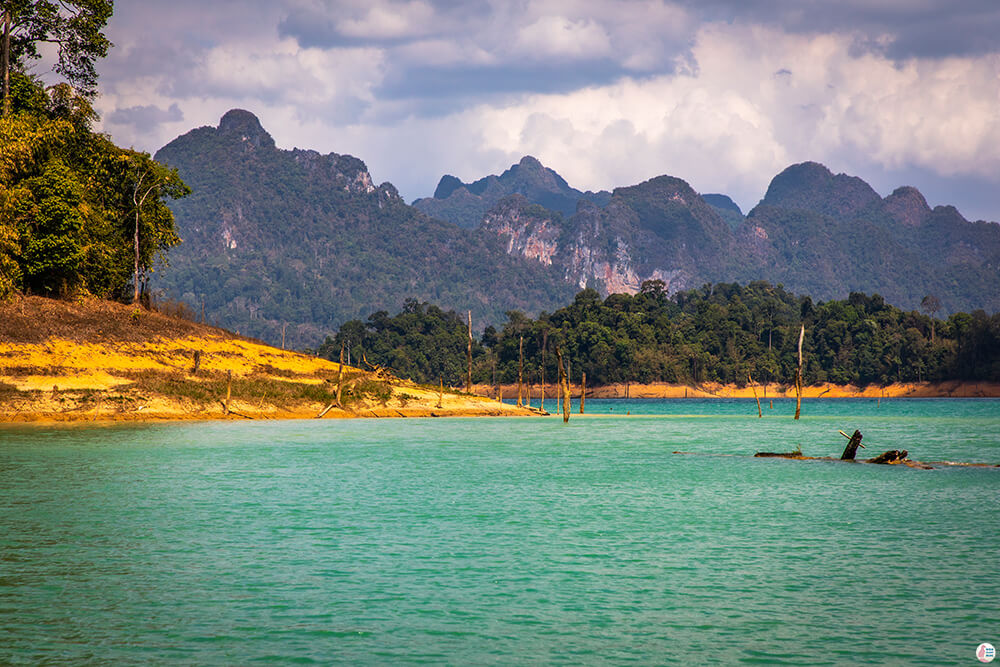 Kayaking on Cheow Larn Lake, close to 500 RAI Floating Resort, Khao Sok National Park, Surat Thani, Thailand