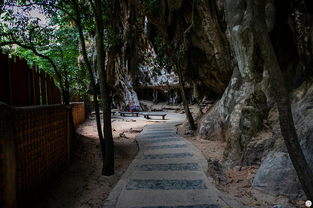 Walking path between Railay East and Phra Nang Cave Beach, Railay Bay, Krabi, Thailand